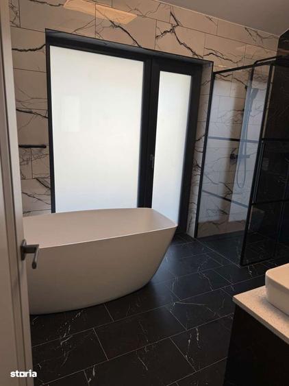 Casă cu 7 camere semidecomandat cu Teren 450 Mp în Central