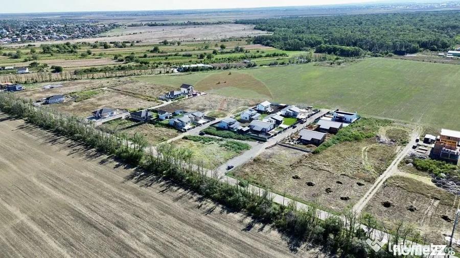 Teren de 593 mp, în Vânători