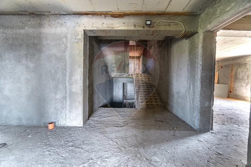 Casă cu 3 camere cu Teren 1707 Mp în Central