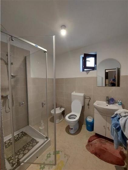 Casă individuală cu 7 camere cu Canalizare în Central