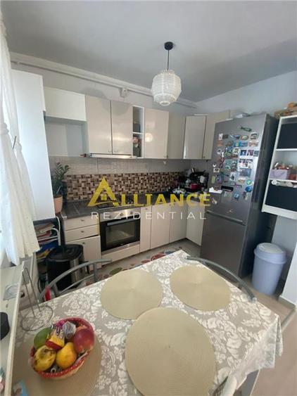 Apartament cu 3 camere decomandat, mobilat în Berceni