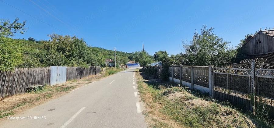 Casă cu Teren 1600 Mp în Melinești