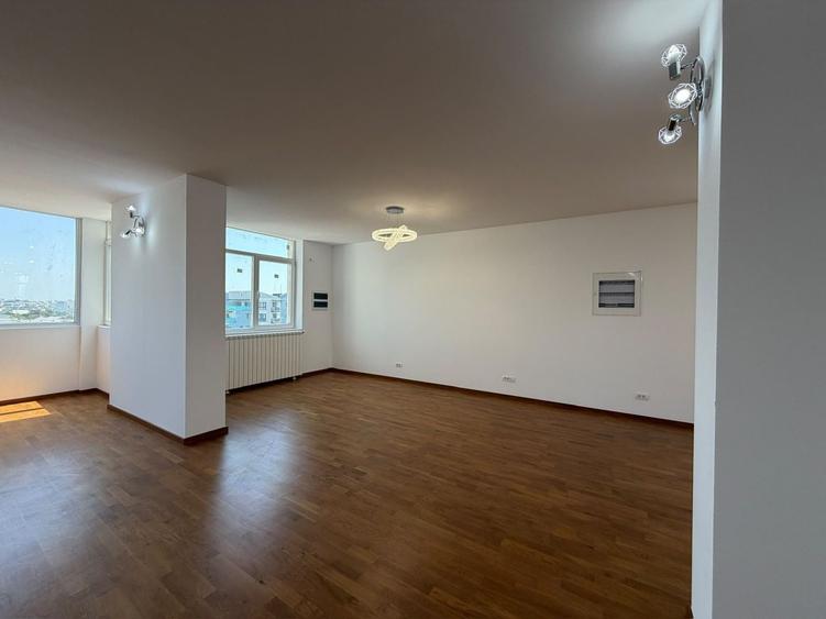 Penthouse cu 5 camere decomandat în Parcul Carol