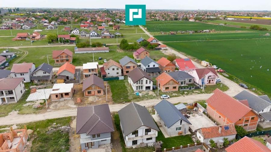 Casă cu 5 camere cu Teren 250 Mp în Est