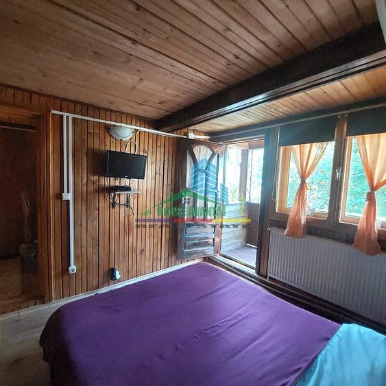 Casă cu 8 camere cu Teren 1050 Mp în Lepșa