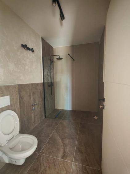Apartament cu 3 camere semidecomandat în Gruia