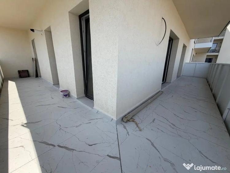 Apartament cu 3 camere semidecomandat în Florești