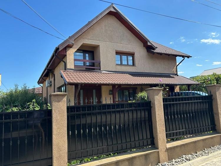 Casă cu 4 camere cu Teren 500 Mp în Central
