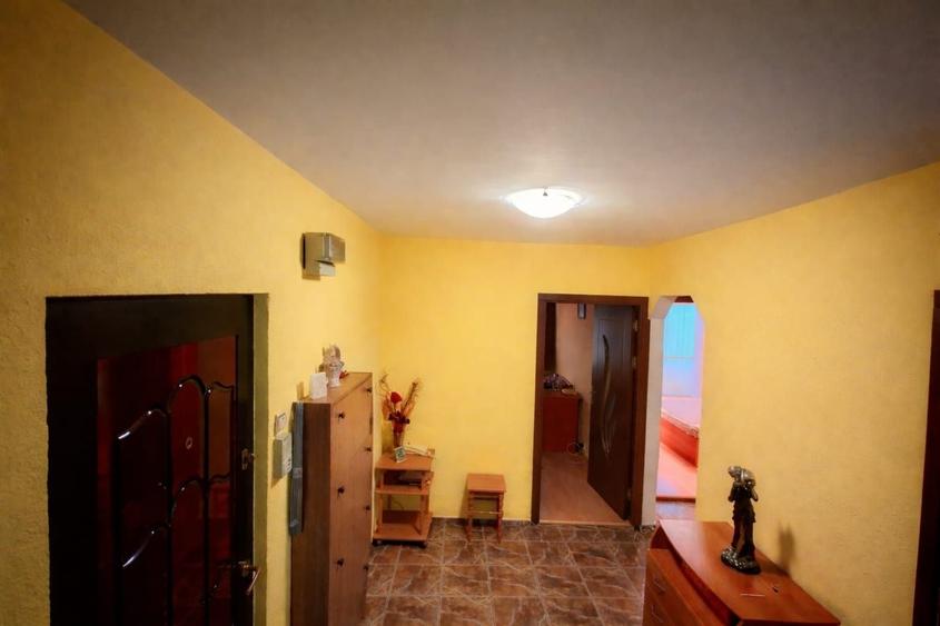 Apartament cu 3 camere decomandat în Crinț