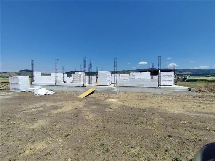 Casă individuală cu 4 camere cu Canalizare în Lăzarea