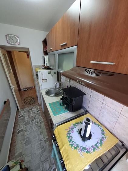 Apartament cu 3 camere semidecomandat, mobilat în Casa de Cultură