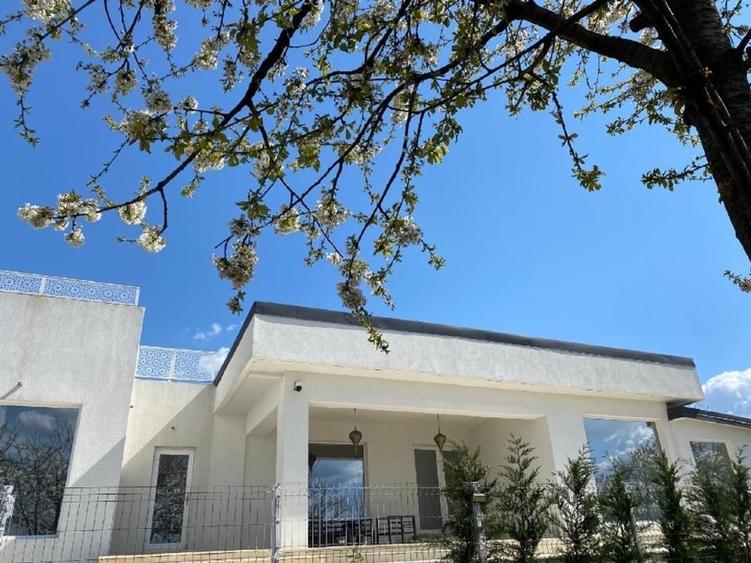 Casă individuală cu 6 camere cu Canalizare în Bârnova