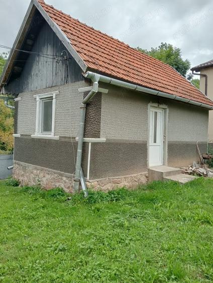 Casă cu 5 camere cu Teren 1500 Mp în Călățele