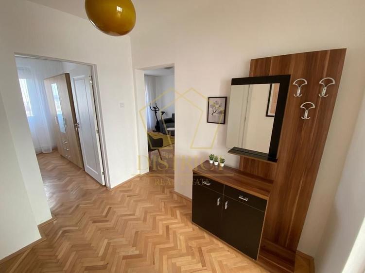 Apartament cu 3 camere semidecomandat, mobilat în Central