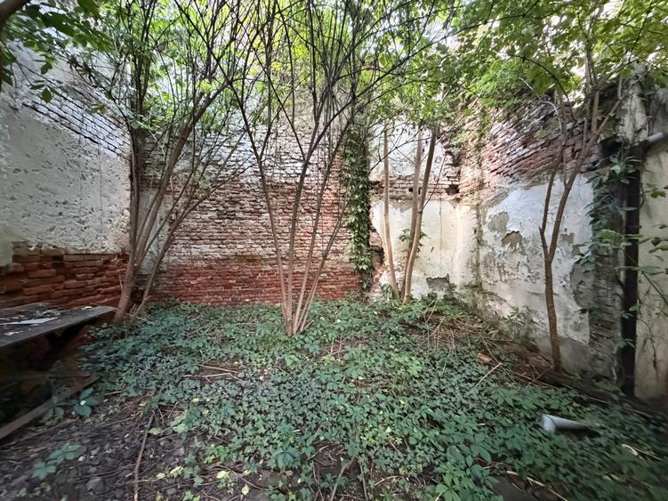 Casă individuală cu 9 camere cu Canalizare în Central