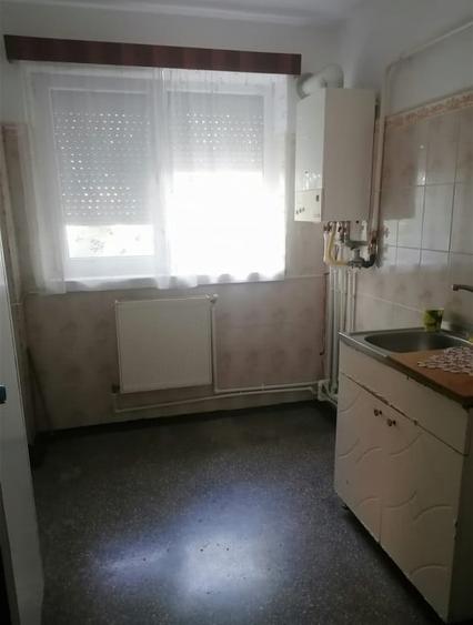 Apartament cu 3 camere semidecomandat în Calea Galați