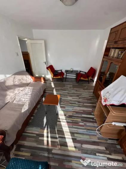 Apartament cu 3 camere semidecomandat în Central