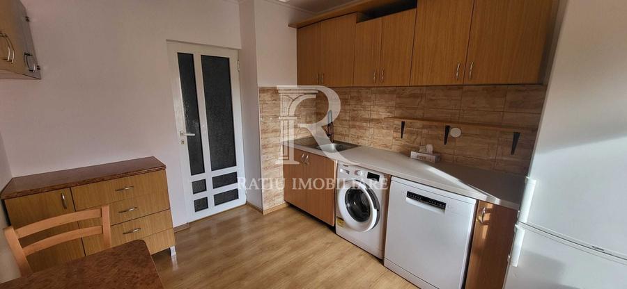 Apartament cu 3 camere decomandat, mobilat în Decebal
