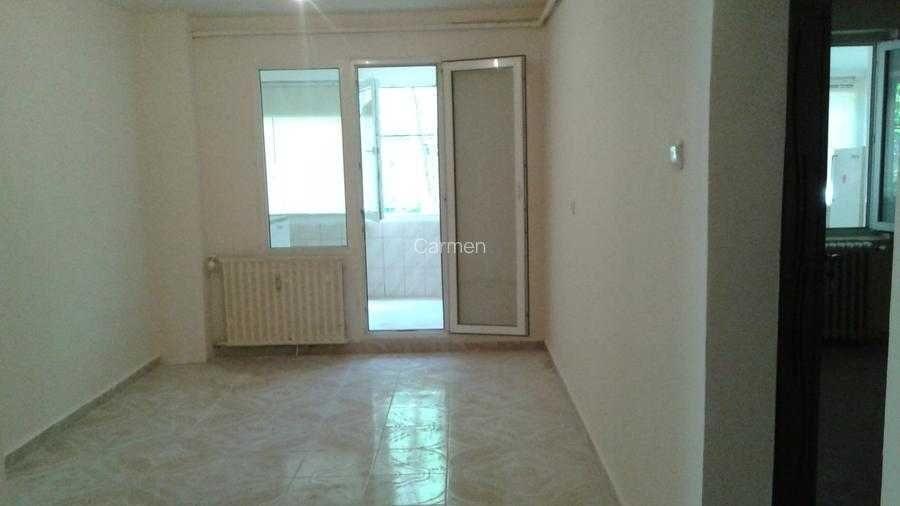 Apartament cu 4 camere semidecomandat în Crângași