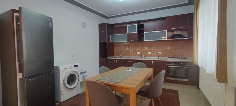 Apartament cu 3 camere semidecomandat în Sud