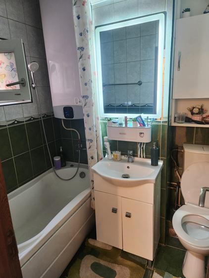 Apartament cu 4 camere semidecomandat în Aluniș
