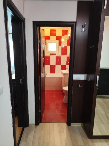 Apartament cu 3 camere semidecomandat, mobilat în Tractorul