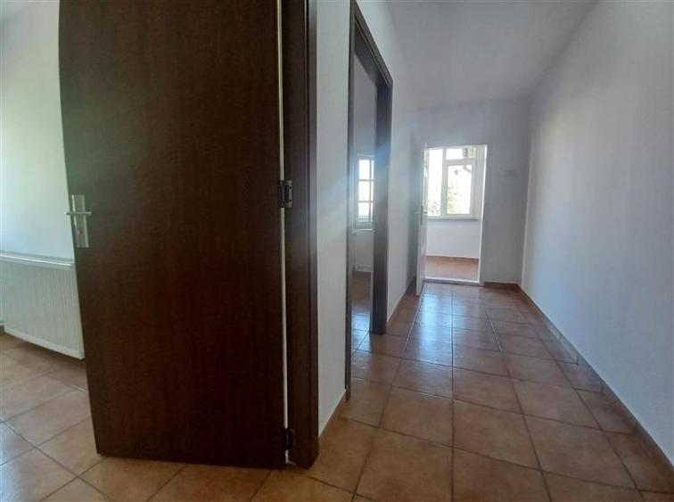 Casă individuală cu 6 camere cu Canalizare în Dristor