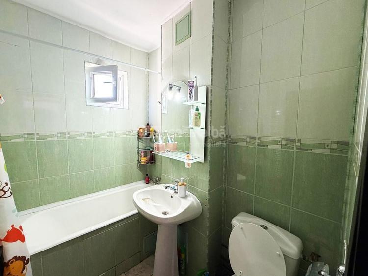 Apartament cu 3 camere decomandat, mobilat în Alexandru cel Bun