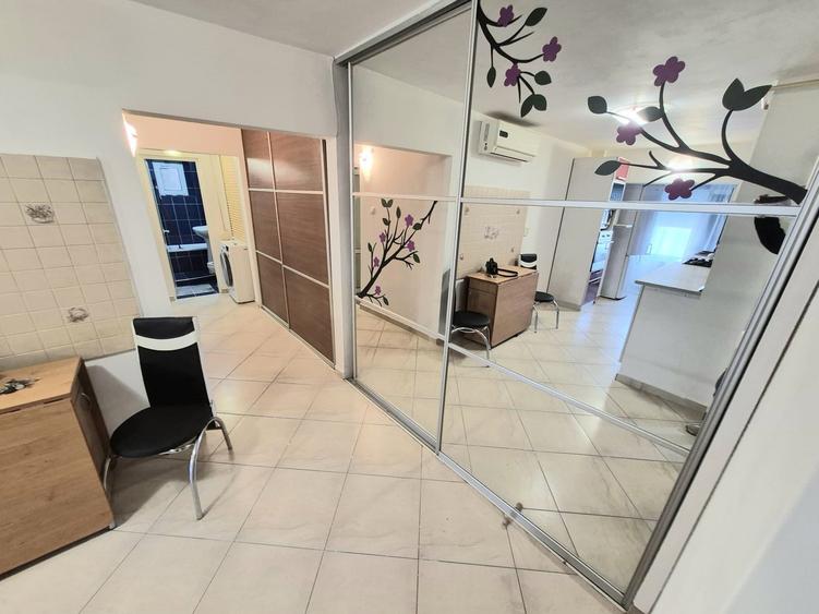 Apartament cu 3 camere decomandat în Micro 16