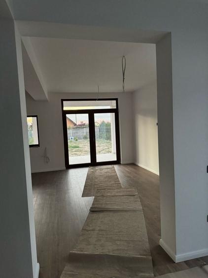 Apartament cu 5 camere decomandat în Moșnița Nouă