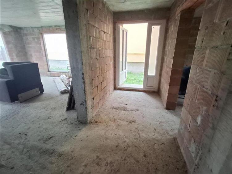 Casă individuală cu 5 camere cu Teren 380 Mp în Central