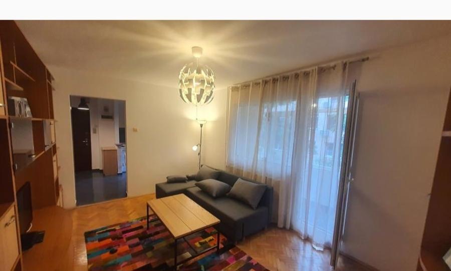 Apartament cu 3 camere semidecomandat în Titan