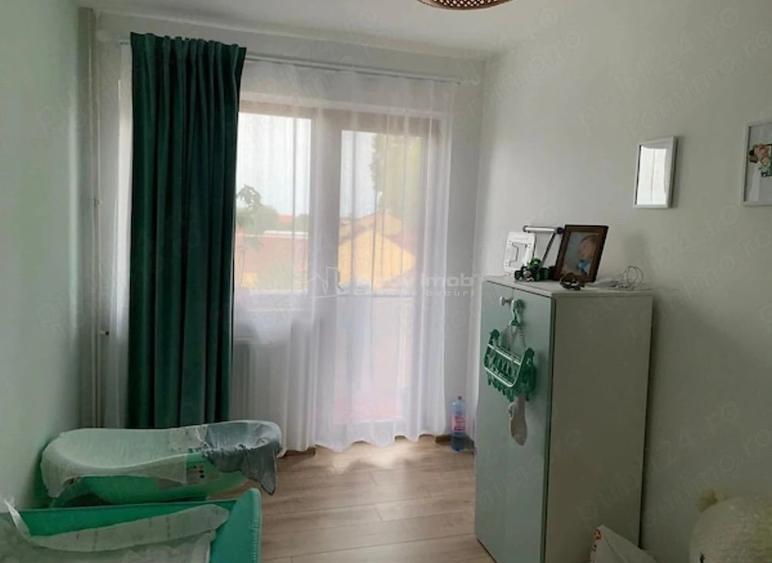 Apartament cu 3 camere semidecomandat în Grădiște