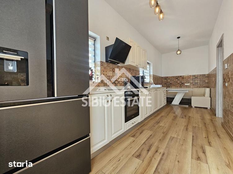 Casă cu 5 camere cu Teren 670 Mp în Roșia