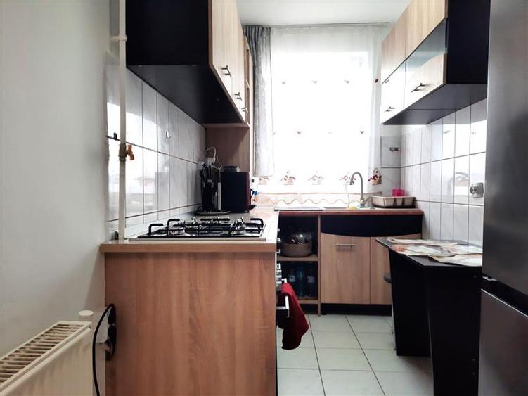Apartament cu 2 camere semidecomandat, mobilat în Decebal