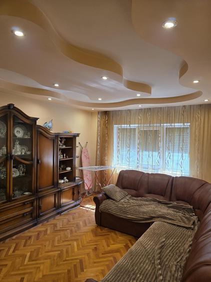 Apartament cu 3 camere decomandat în Exterior Vest