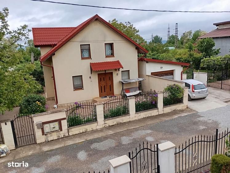 Casă cu 4 camere în Est