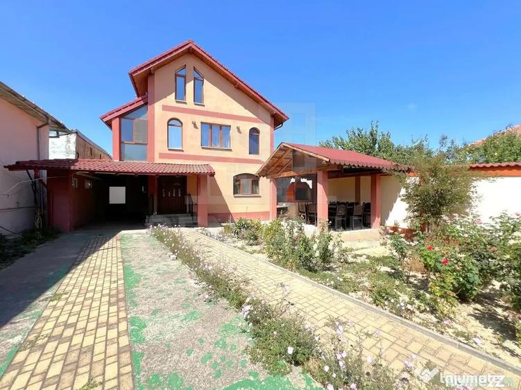 Casă cu 7 camere cu Teren 900 Mp în Popoveni