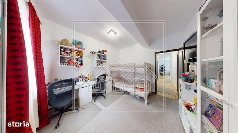 Apartament cu 3 camere semidecomandat în Turnișor