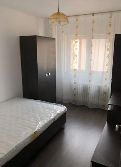 Apartament cu 4 camere decomandat, mobilat în Tineretului