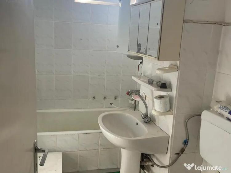 Apartament cu 3 camere semidecomandat în Central