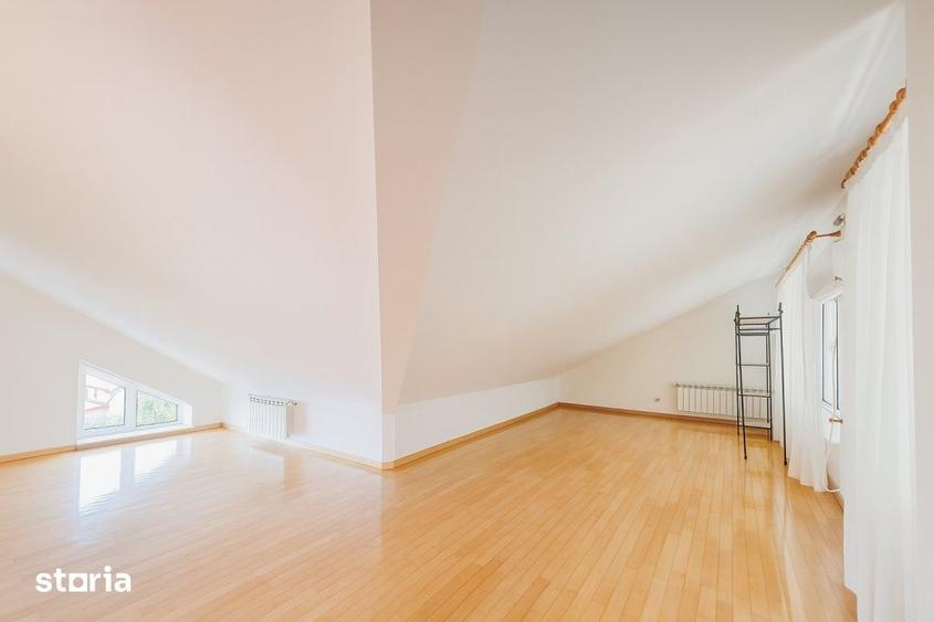 Casă cu 9 camere cu Teren 4500 Mp în Central
