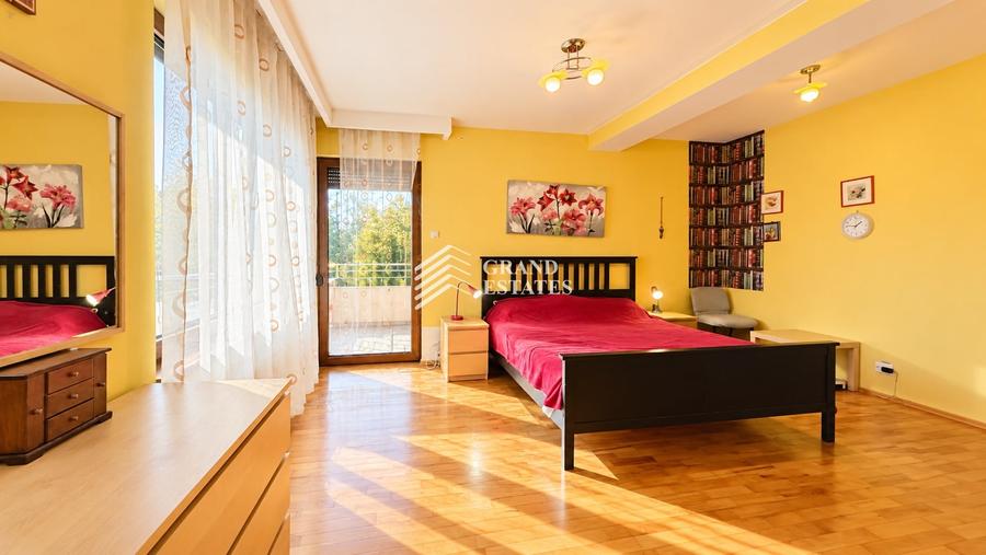 Casă individuală cu 8 camere cu Canalizare în Snagov