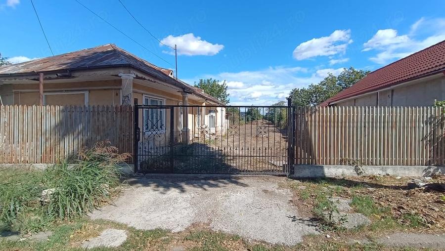 Casă cu 3 camere cu Teren 1628 Mp în Central
