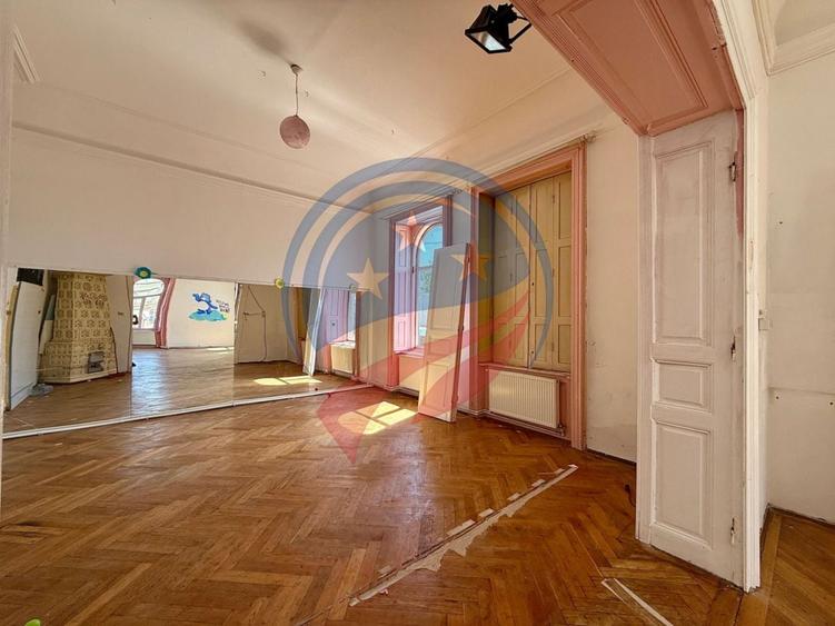 Casă individuală cu 10 camere cu Canalizare în Ultracentral