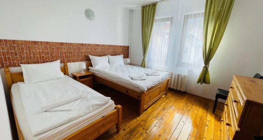 Casă individuală cu 10 camere cu Canalizare în Bușteni