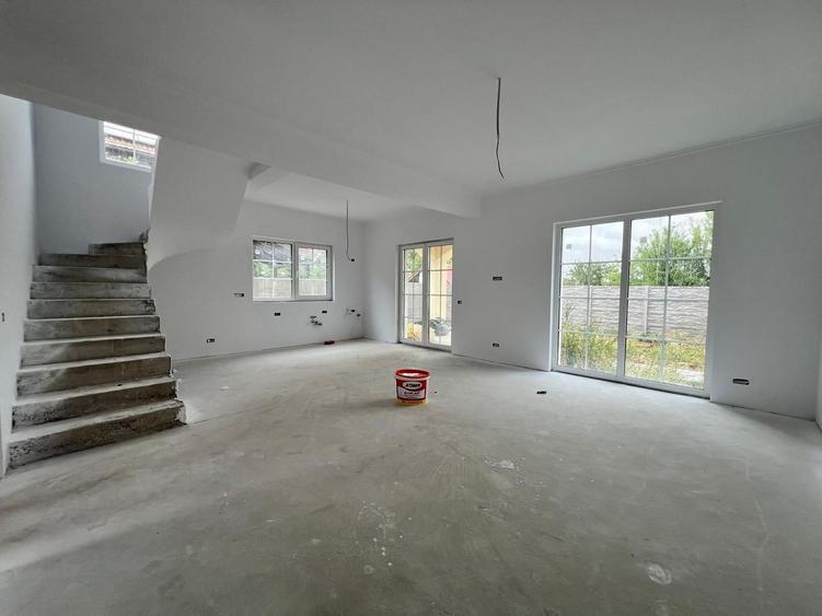Duplex cu 5 camere cu Teren 300 Mp în Giarmata