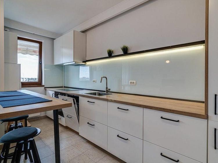 Apartament cu 3 camere semidecomandat, mobilat în Băneasa