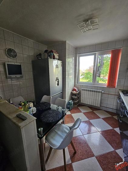 Apartament cu 3 camere decomandat, mobilat în Crângași