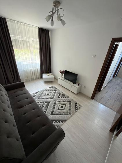 Apartament cu 2 camere decomandat în Take Ionescu